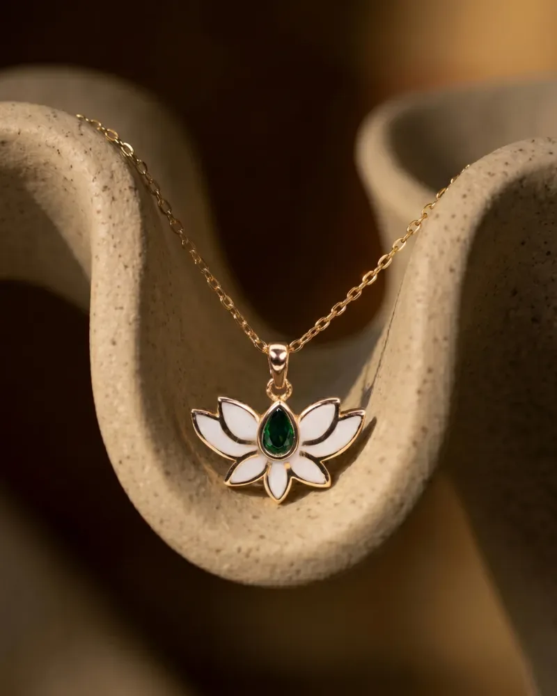 Beyaz mineli ve yeşil taşlı lotus motifli 14 ayar sarı altın kolye